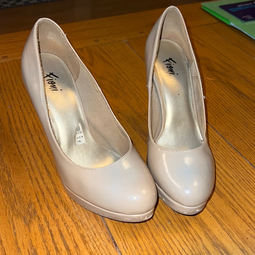 Shiny Nude Pumps in Wide size